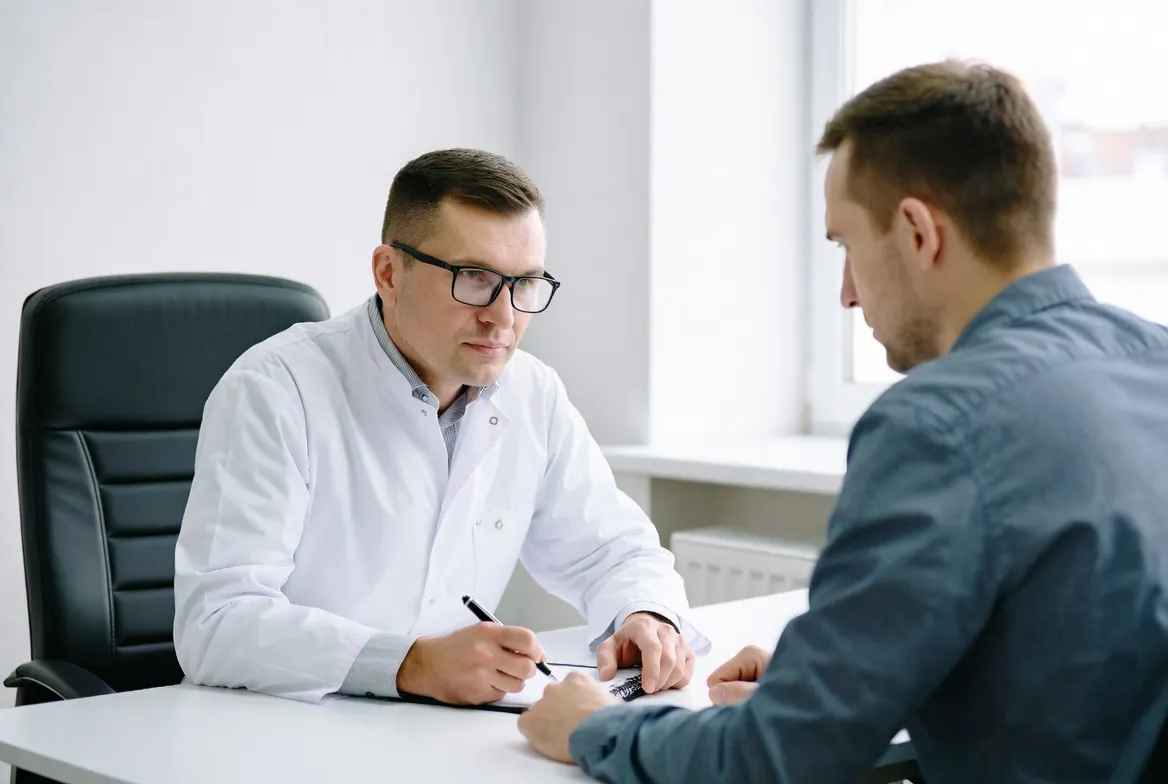 Доктор ведёт беседу с пациентом